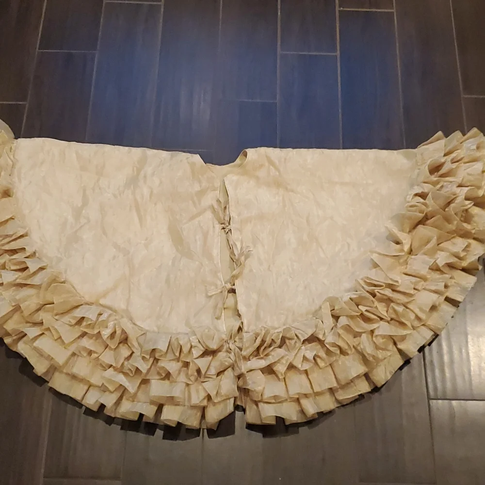 Elegant Gold Lame 4 Tiered Ruffled Christmas Tree Skirt 52" Diameter - Picture 6 of 9